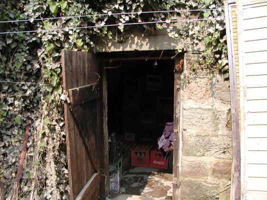 Foto č.1 - Skladovací prostory vietnamských stánkařů v Hřensku byly povodní zcela zaplaveny