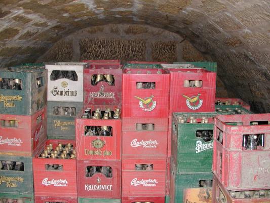 Foto č.3 - Ani lahvové pivo nedopadlo lépe - povodňové blátíčko bylo i pod zátkami