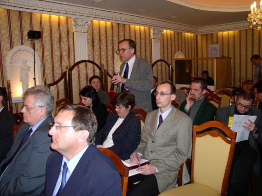 Tiskovou konferenci navštívila řada novinářů a dalších hostů.