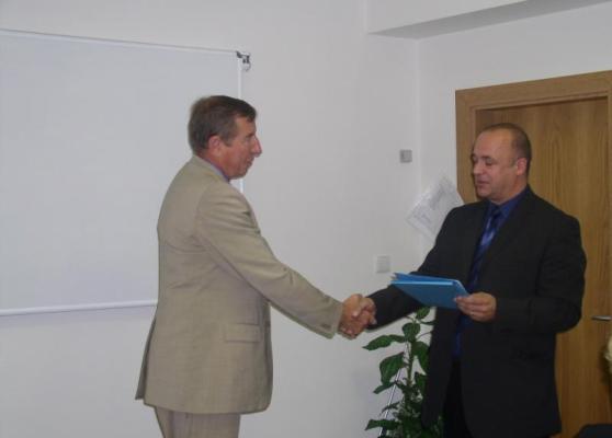 Zástupce společnosti BVQI Ing.Jiří Vaníček (vpravo) předává certifikát SMJ ústřednímu řediteli SZPI Ing. Jakubu Šebestovi.