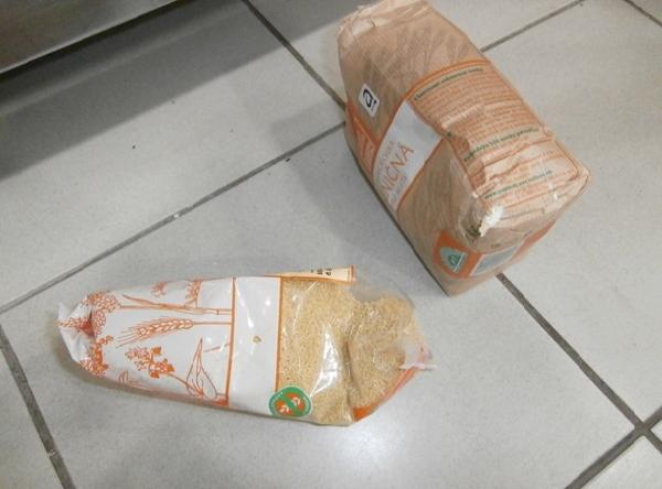 Stopy požeru a myší trus v regále se zdravou výživou, bio a dia potravinami_3.jpg