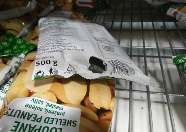 Stopy požeru v regálu s arašídy a slaným pečivem_1.jpg