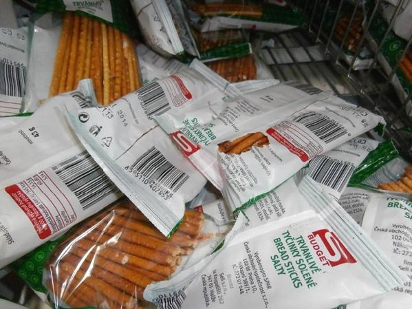 Stopy požeru v regálu s arašídy a slaným pečivem_3.jpg